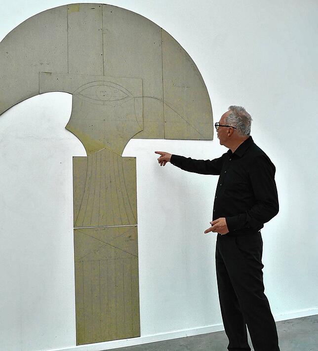 Werner Wohlhüter erläutert den Entwurf von Gudrun Krüger, auf dem genau beschrieben ist, wie die Umsetzung erfolgen soll.