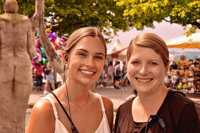Sorgen vor Ort dafür, dass alles läuft: Meike Keller (rechts) und Franca Pokrop von Überlingens Tourismusmarketing.
