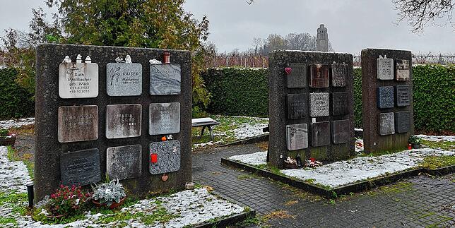 Bei der Urnenwand liegen die Urnen im Rasen begraben, die Pflege der Fläche übernimmt der Friedhofsbetrieb. Im Hintergrund ist der ...