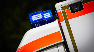 Eingeschaltetes Blaulicht an einem Rettungswagen (Symbolbild). Zweimal musste der Rettungsdienst ausrücken, um gestürzte Radfahrer ins ...