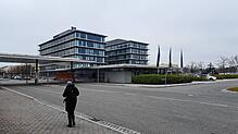 ZF Werk 2 am Mittwochmittag: Zwar sitzt hier nicht die von einer möglichen Ausgliederung betroffene Antriebssparte, Gedanken über ...