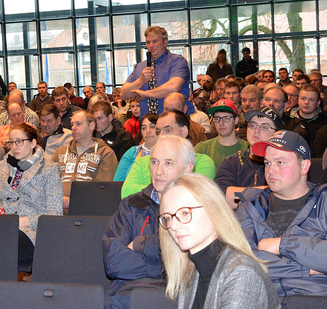 Auf dem Podium stellen sich drei Geschäftsführer aus den Bereichen Getreide-, Milch- und Fleisch-Wirtschaft den Fragen der Landwirte zum ...