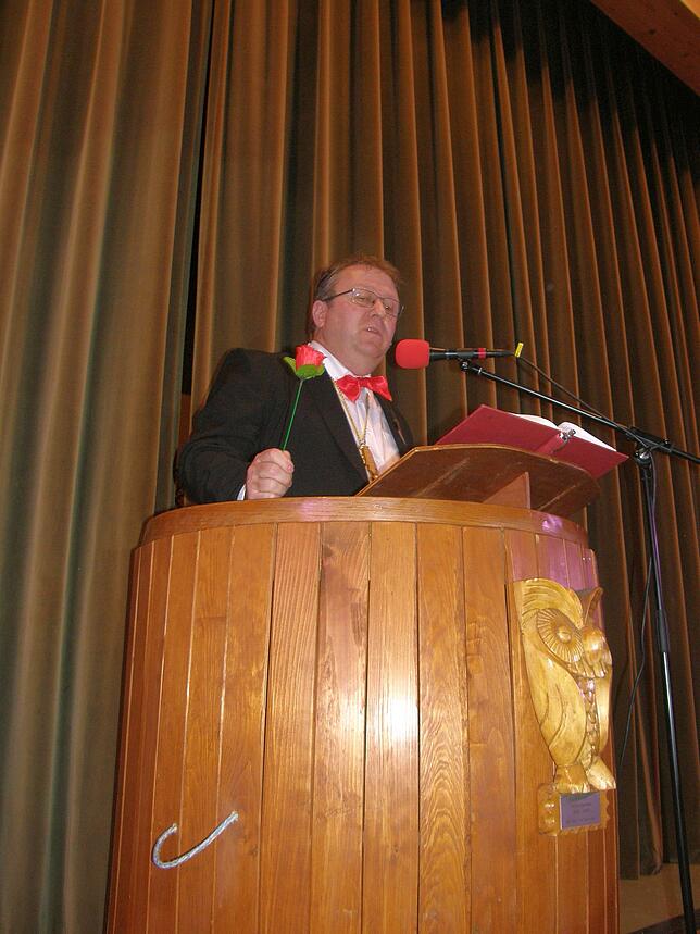 Marcus Günther von der Reichenauer Grundel hielt eine sehr launige Laudatio auf die Pfaffenmooser und bekam dafür viel Applaus.