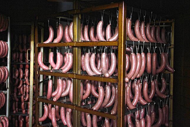 In einer speziell temperierten Kammer reifen diese Würste. Ihre Zutaten stammen von einheimischen Pferden, Kenner schätzen ihre Würze.