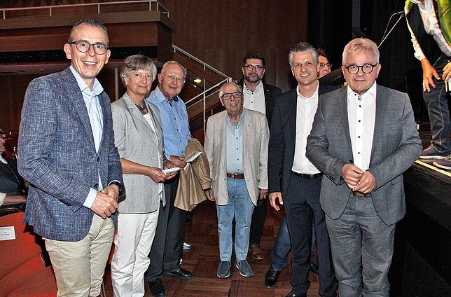Sie alle kommen, um die Donaueschinger Ortsteile hochleben zu lassen (von links): Landrat Sven Hinterseh, Charlotte und Bernhard Everke, ...
