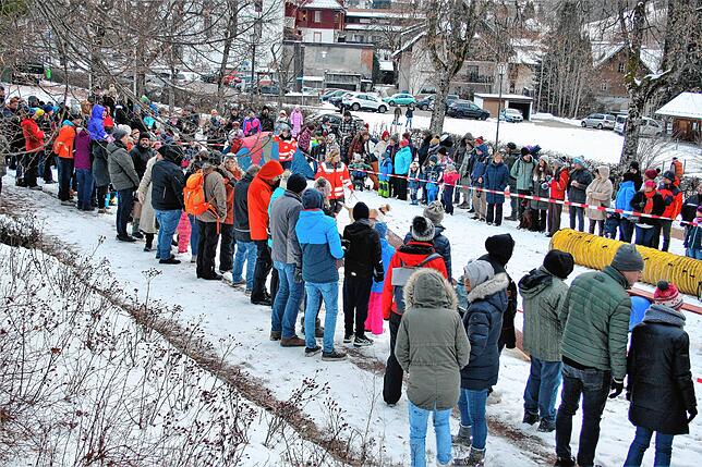 Wintererlebniswochenende in Todtmoos: großes Interesse fand die Vorführung der DRK Rettungshundestaffel im Alten Kurpark.