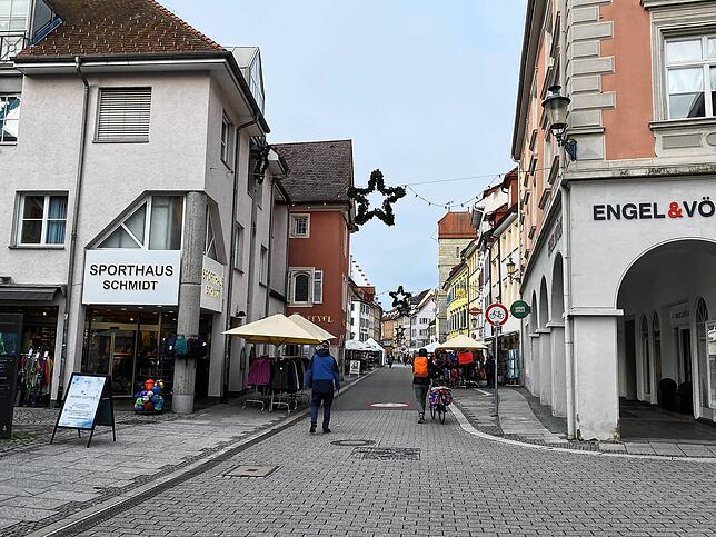 Aktuell stehen 22 Geschäfte in Überlingen leer. Unter anderem auch das Eckgebäude hier rechts im Bild.