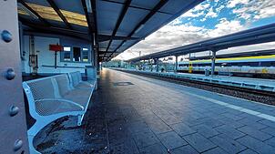 Am Bahnhof in Donaueschingen ist früh am Morgen nicht viel los. Nachmittags und abends wird der Bahnhof auch schon mal als Treffpunkt ...