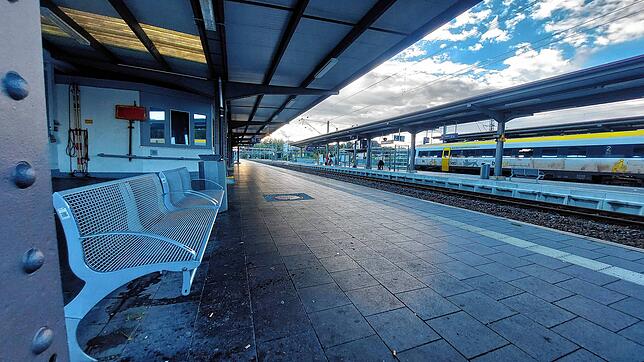 Am Bahnhof in Donaueschingen ist früh am Morgen nicht viel los. Nachmittags und abends wird der Bahnhof auch schon mal als Treffpunkt ...