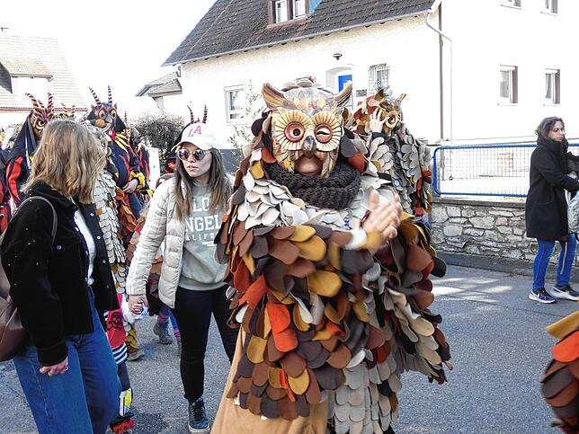 Beim Kinderumzug, die Narren im Häs haben sich unter die Narrenumzugteilnehmer gemischt.