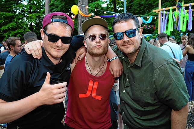 Bild 21: Festivalsommer startet – Fans feiern ausgelassen beim Campus-Festival