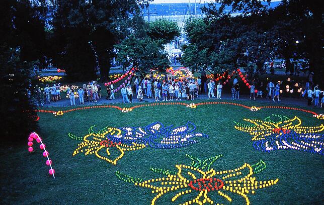Leuchtende Blumen bei einem Seenachtfest in den 90er-Jahren. So oder so ähnlich soll es dort künftig wieder aussehen.