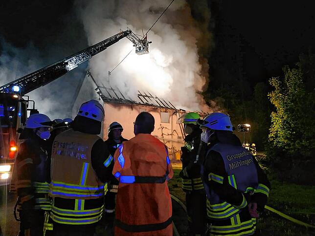 Bild 1: Bilder vom Brand eines ehemaligen landwirtschaftlichen Gebäudes in Schwackenreute