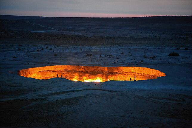 So sieht sie aus: eine höllisch gute Tourismus-Attraktion. In der Wüste Karakum in Turkmenistan brennt seit Jahrzehnten ein Methanfeuer ...