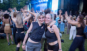 Es wird gefeiert: Tolle Stimmung beim Campus-Festival 2025 im Konstanzer Bodenseestadion.
