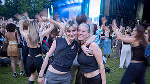 Es wird gefeiert: Tolle Stimmung beim Campus-Festival 2025 im Konstanzer Bodenseestadion.