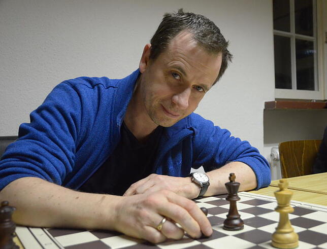 Schachtrainer Donald Colljer weiß Kinder zum königlichen Brettspiel zu motivieren.
