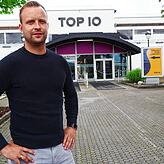 „Eine Öffnung ist zu unsicher, weil wir an der Inzidenz von zehn kratzen“, sagt Dominik Dilger, Betriebsleiter des Top 10 ...