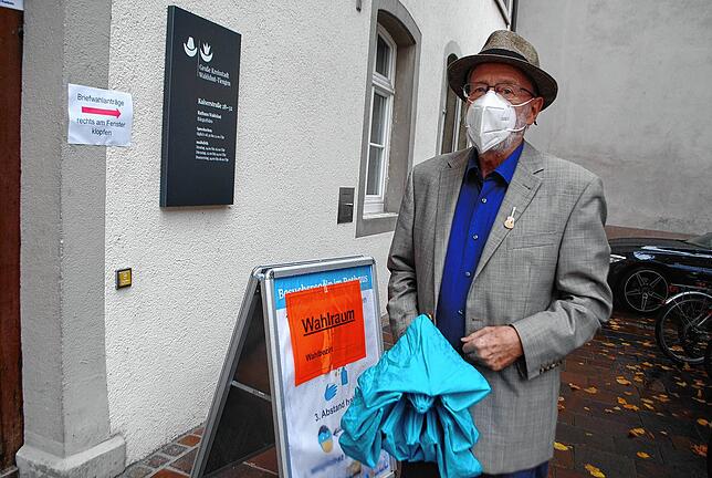 Bernd Friebe aus Waldshut gibt im Rathaus Waldshut seine beiden Stimmen für die Bundestagswahl ab. Bevor es das Gebäude betritt, setzt ...