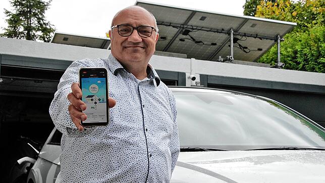 Über Handy-Apps hat Matthias Ratz aus Niedereschach die Stromproduktion seiner Photovoltaikanlage, den Eigenverbrauch sowie den ...