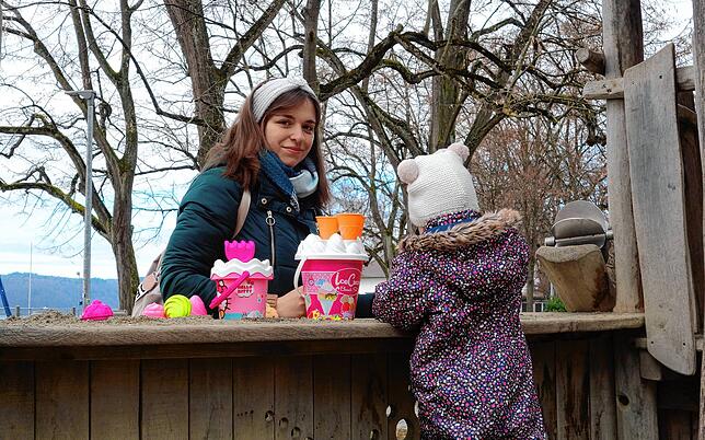 Ewa Ziehm mit ihrer Tochte auf dem Spielplatz: Sie braucht einen Betreuungsplatz für ihr Kind, um sich wiederum eine Arbeit suchen zu ...