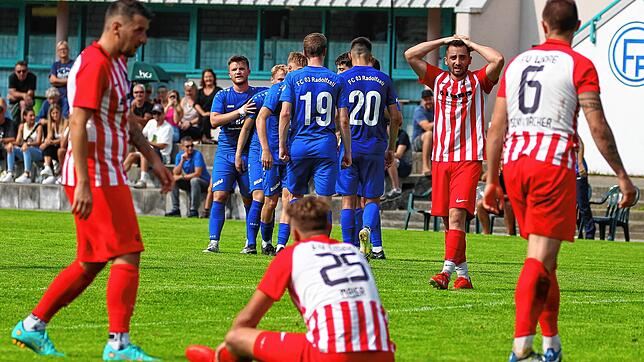 Torjubel beim FC Radolfzell, Tristesse beim FV Walbertsweiler-Rengetsweiler. Die Gastgeber dominierten die harmlosen Gäste beim 4:0.