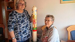 Die Osterkerze für die Walder Pfarrkirche St. Bernhard gestalten Reinhild Gottschlich-Kern (links) und Helga Merk seit über 20 Jahren ...