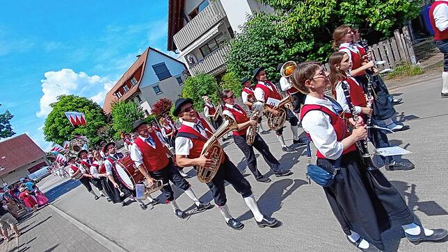 Bild 3: Großer Festumzug am Gmeindshus Oberlauchringen