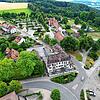 Das Areal Schulstraße in Heiligenberg mit Rathaus, Sennhof, Kunstscheune AllerArt, Busparkplatz und Wohnmobilstellplatz. Es hat sich ...