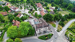 Das Areal Schulstraße in Heiligenberg mit Rathaus, Sennhof, Kunstscheune AllerArt, Busparkplatz und Wohnmobilstellplatz. Es hat sich ...