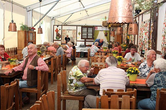 Der Charakter einer Bauernstube macht den besonderen Reiz des Festzelts bei der Bohlinger Sichelhenke aus. Hier eine Aufnahme von einem ...