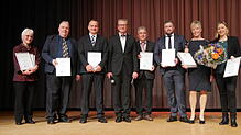 Werner Thomann (Mitte) Vorstandsvorsitzender der Volksbank Rhein-Wehra, ehrte am Freitagabend im Kursaal in Bad Säckingen langjährige ...