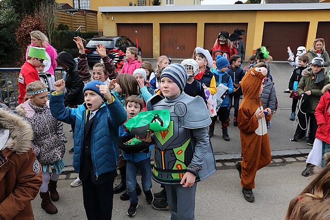 Bild 9: &bdquo;Göhrelöchner &ndash; Hopp, Hopp&ldquo;: Bilder von Schülerbefreiung und Rathaussturm in Kluftern
