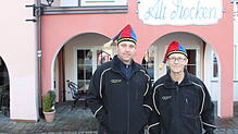 Sie helfen beim Aufbau der Hemdglonker-Puppe: Bernd Schmid (links) und Thomas Bruggner. Am Gustav-Hammer-Platz wird am Fasnachtsmontag ...