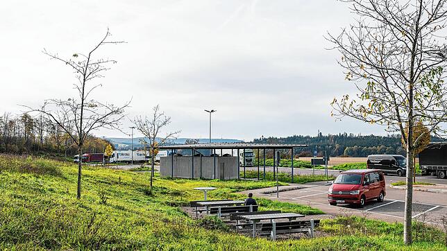 Übersicht des Rastplatz &bdquo;Räthisgraben&ldquo; an der Autobahn A81 bei Bad Dürrheim Richtung Stuttgart.