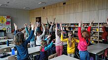 Viel Licht, Holz und jede Menge Platz zum Lernen: In der neuen Schule in Oberteuringen fühlen sich Schüler und Lehrer gleichermaßen wohl.