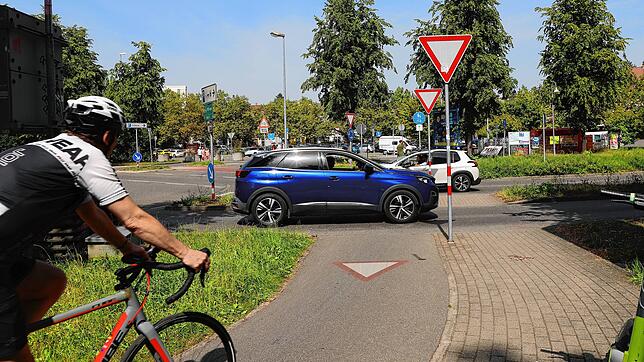 Die Verkehrsregelung am Döbelekreisel ist für viele Rad- und Autofahrer rätselhaft. Warum haben Radler nicht an allen Stellen Vorfahrt?