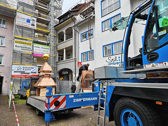 Bild 1: Der neue Glockenturm ist da! Historische Konstruktion frisch renoviert und wieder an Ort und Stelle