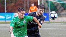 Pietro Morreale (FC Furtwangen) und Jonas Mang (SG Dauchingen/Weilersbach) kämpfen um den Ball.