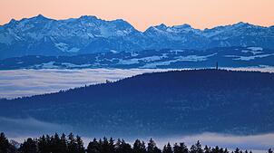 Weitblick vom Höchsten über das Bodensee-Nebelmeer mit dem Gehrenberg-Höhenzug in der Mitte und Blick auf die Schweizer Alpen.