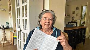 Doris Dieterle mit dem von ihr verfassten Brief, der nun in dem Buch abgedruckt wurde. Foto: Eva-Maria Bast