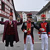 Zunftmeister Robert &bdquo;Flep&ldquo; Müller (von links) sowie die beiden Narrenpolizisten Andre Partikel und Jonas Kutter begrüßen die ...