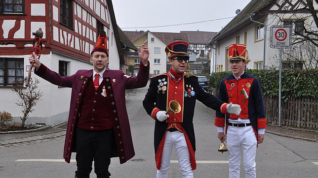 Zunftmeister Robert &bdquo;Flep&ldquo; Müller (von links) sowie die beiden Narrenpolizisten Andre Partikel und Jonas Kutter begrüßen die ...
