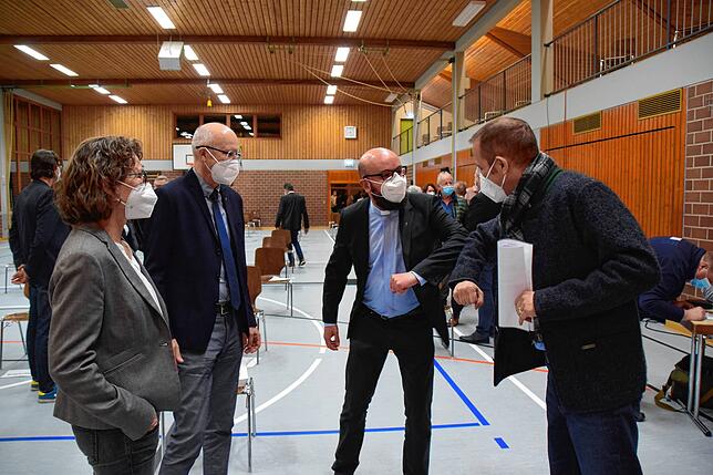 Die evanglische Pfarrerin Martina Stockburger (links), der evangelische Pfarrer Rainer Stockburger und der katholische Pfarrer Dominik ...