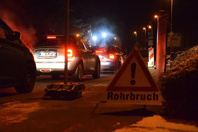 Bild 1: Wasserrohrbruch in der Goethestraße: Stau im Feierabendverkehr und Arbeiten bis nach Mitternacht
