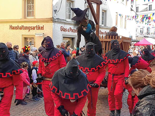 Bild 23: So bunt ist der Umzug beim großen Narrentreffen in Tiengen