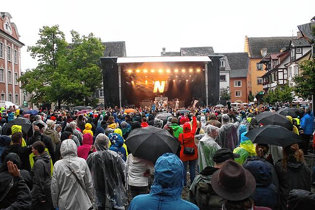 Bild 12: 3000 Fans feiern Nena in Meersburg
