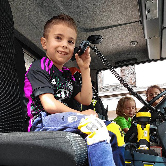 Der kleine Ardijan aus Konstanz durfte wie viele andere Kinder mal ins große Löschfahrzeug der Feuerwehr sitzen.