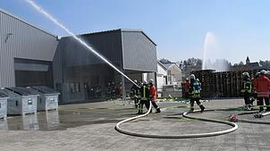 Die Löscharbeiten sind bei der Hauptübung der Feuerwehr bei der Firma Vema in vollem Gange. Bild: Herbert Klawitter