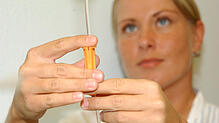 Eine Mitarbeiterin des Klinikums stellt die Infusion richtig ein. Für die Krankenhäuser wird es immer schwieriger, Kräfte wie sie zu ...